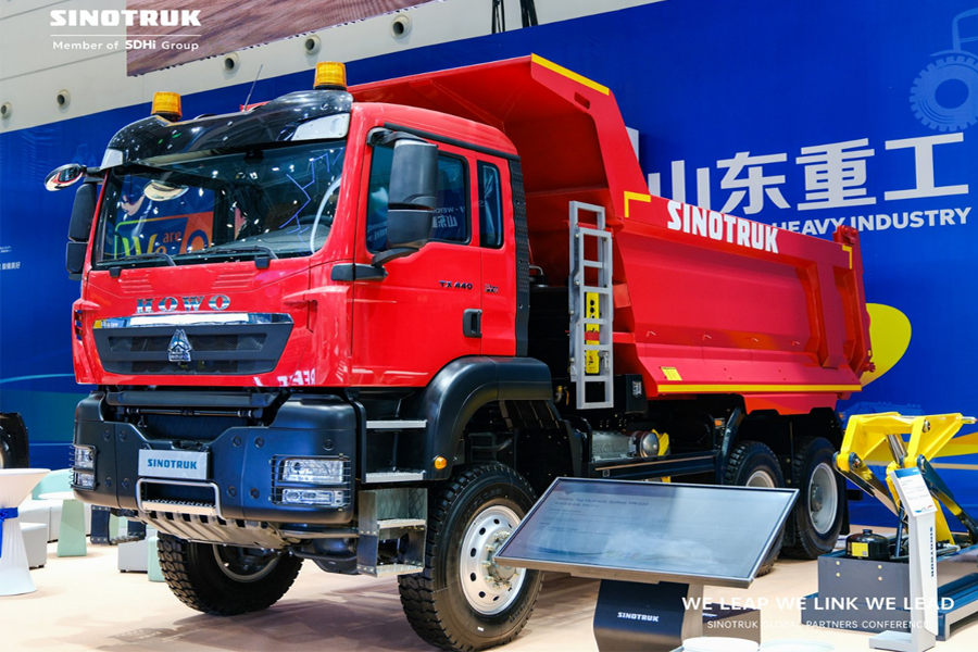 Sinotruk's All-Wheel-Drive Armor Protects Special Transport!